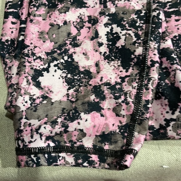 FABLETICS Multi Color Splash Black/Pink/Gray Leggings Sz L Excellent Condition - Picture 3 of 6
